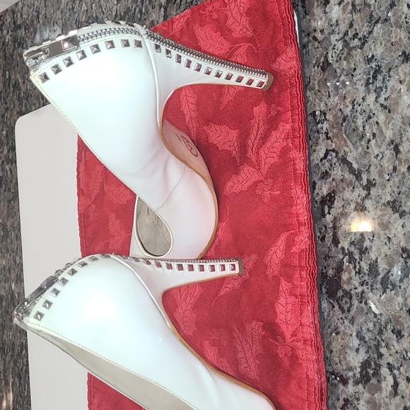 MICHAEL KORS  HEELS PATENT LEATHER SILVER RIVETS/ZIPPERED DESIGN - Picture 1 of 14